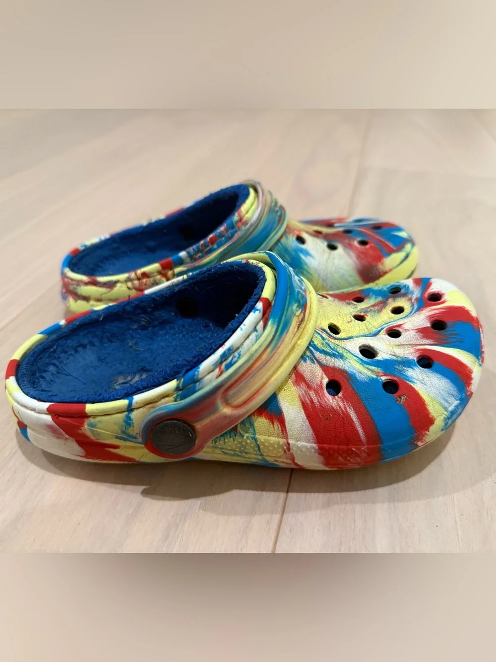 Crocs Kids Classic Fuzz-Lined Tie-Dye Clogs J2 Blue Red Yellow